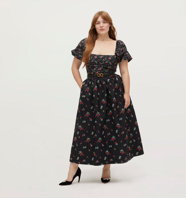 Lulu wears a size XL in the Black Ikat Floral Taffeta color: Black Ikat Floral Taffeta