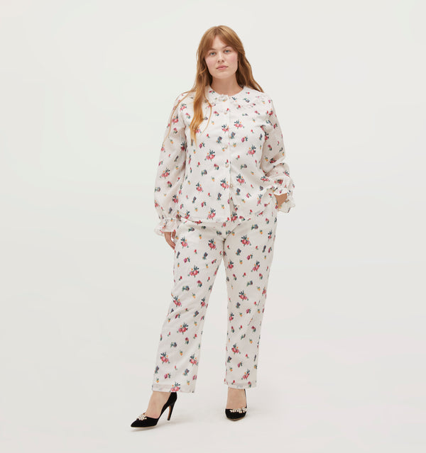 Lulu wears a size XL in the Ivory Ikat Floral Crushed Taffeta color: Ivory Ikat Floral Crushed Taffeta
