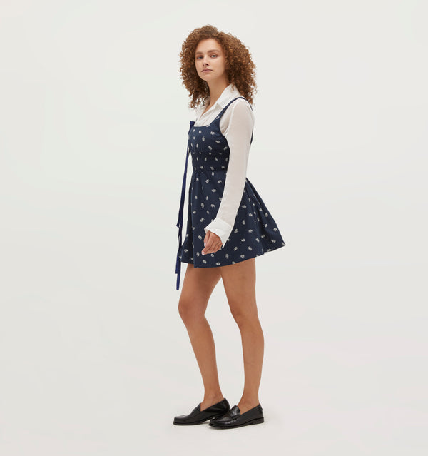 Gabriella is 5' 9.5" and wears a size XS in the Navy Autumn Paisley color:  Navy Autumn Paisley