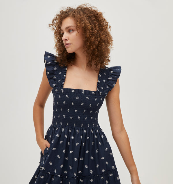 Gabriella is 5' 9.5" and wears a size XS in the Navy Autumn Paisley color:  Navy Autumn Paisley