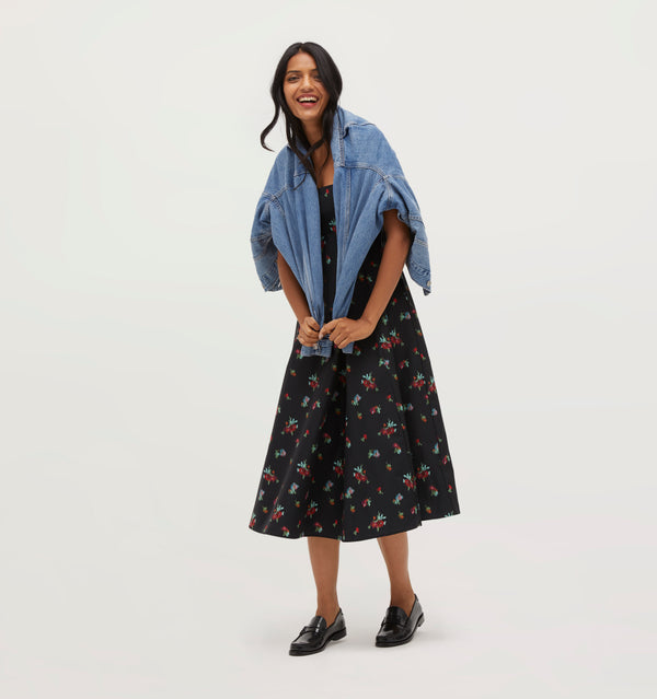 Palak wears a size XS in the Black Ikat Floral Taffeta color: Black Ikat Floral Taffeta