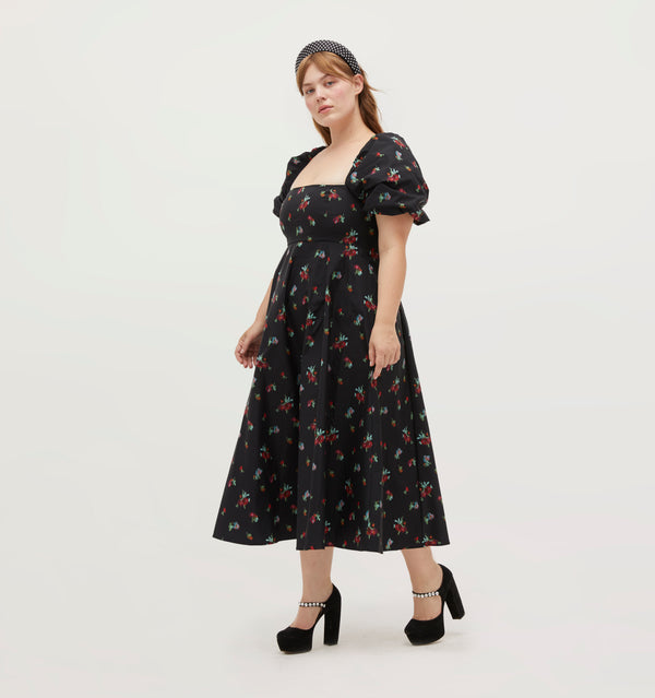 Lulu wears a size XL in the Black Ikat Floral Taffeta color: Black Ikat Floral Taffeta