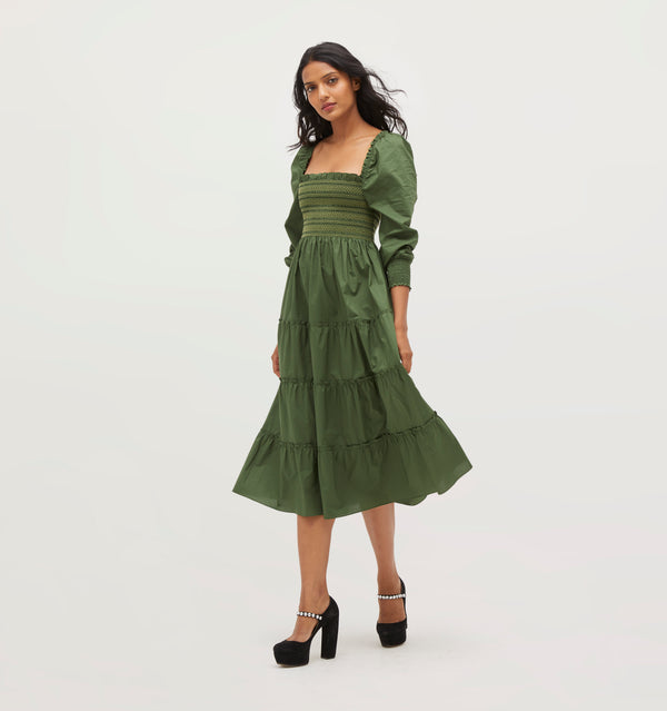 Palak is 5' 9.5" and wears a size XS in the Leaf Green Cotton color: Leaf Green Cotton 