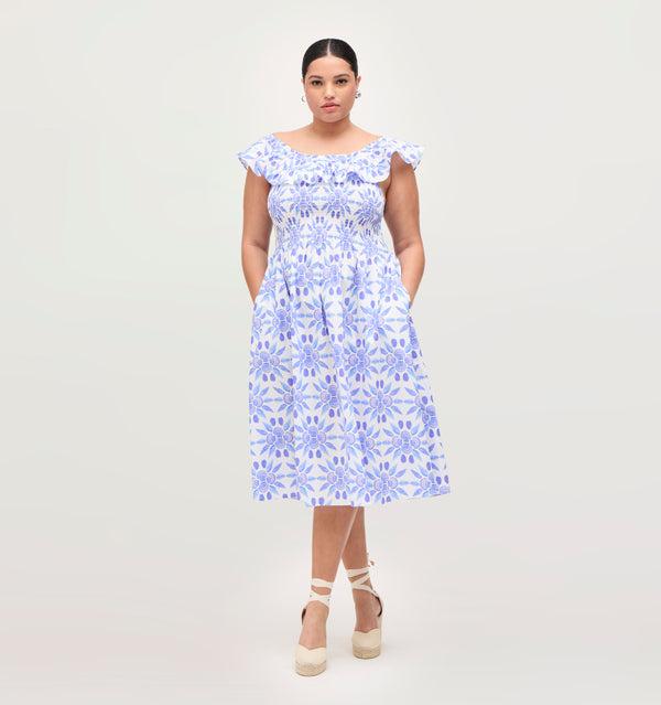 Hayley wears a size XL in the Blue Shell Mosaic Cotton color: Blue Shell Mosaic Cotton