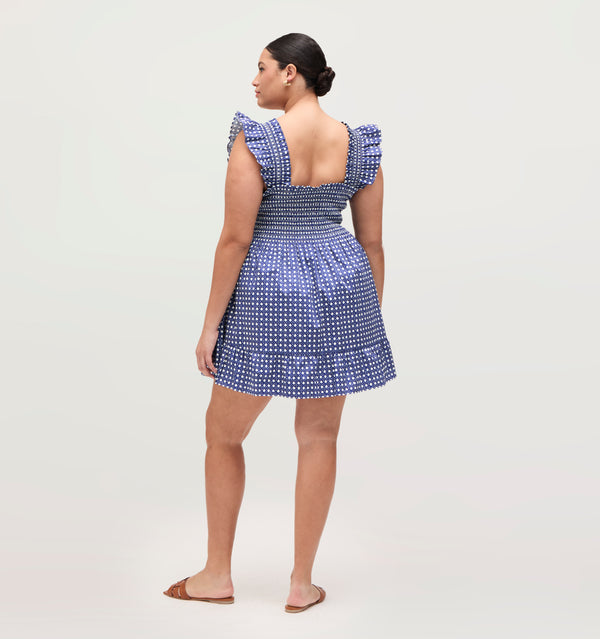 Hayley wears a size XL in the Blue Basketweave Cotton Sateen color: Blue Basketweave Cotton Sateen