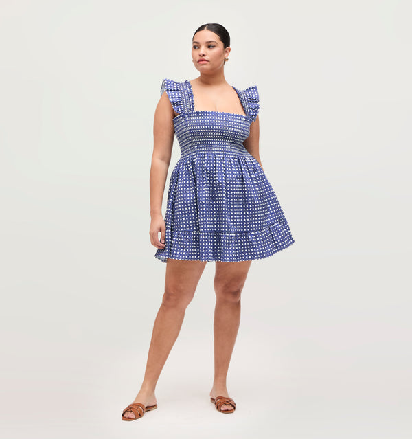 Hayley wears a size XL in the Blue Basketweave Cotton Sateen color: Blue Basketweave Cotton Sateen