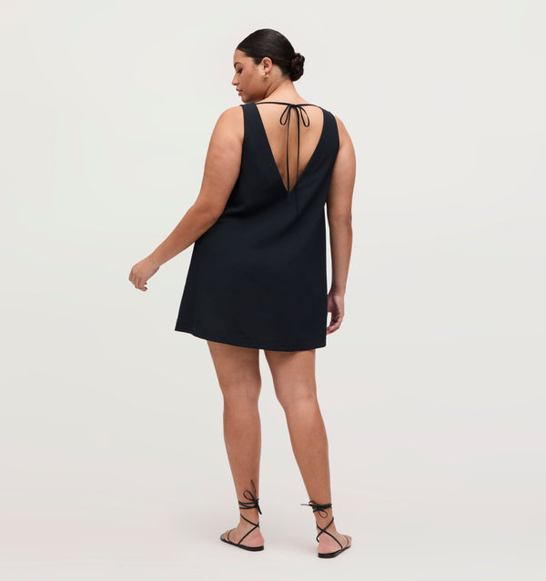 Hayley wears a size XL in the Black Crepe color: Black Crepe