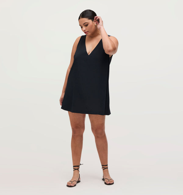 Hayley wears a size XL in the Black Crepe color: Black Crepe