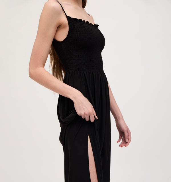 Lillian wears a size XS in the Black color: Black