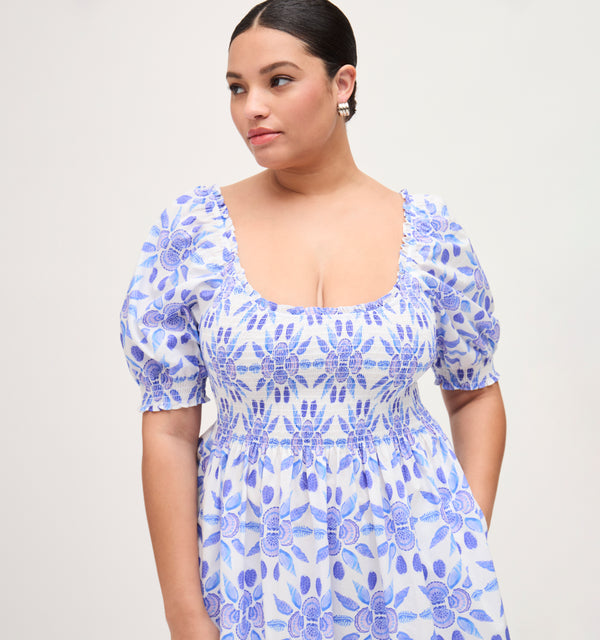 Hayley wears a size XL in the Blue Shell Mosaic Cotton color: Blue Shell Mosaic Cotton
