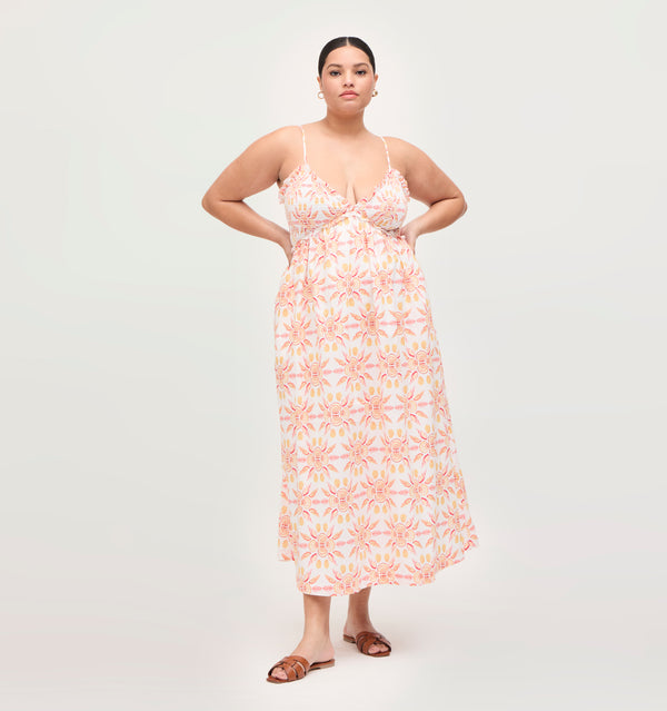 Hayley wears a size XL in the Orange Shell Mosaic Cotton color: Orange Shell Mosaic Cotton