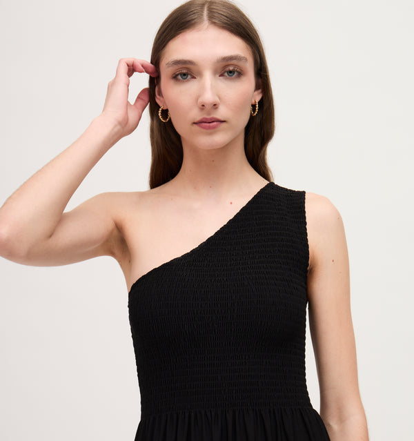 Lillian wears a size XS in the Black color: Black