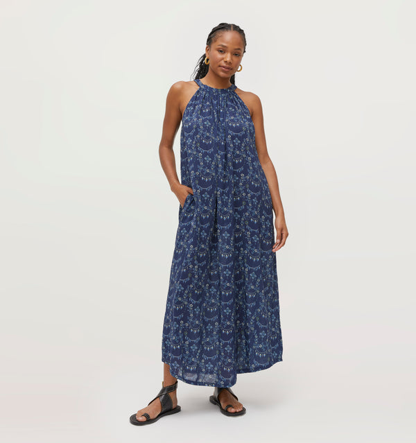 Na’Jeen wears a size S in the Charm Scallop color: Charm Scallop 