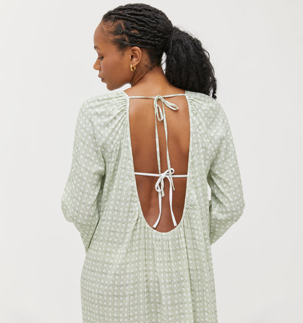 Na’Jeen wears a size S in the Green Basketweave color: Green Basketweave 