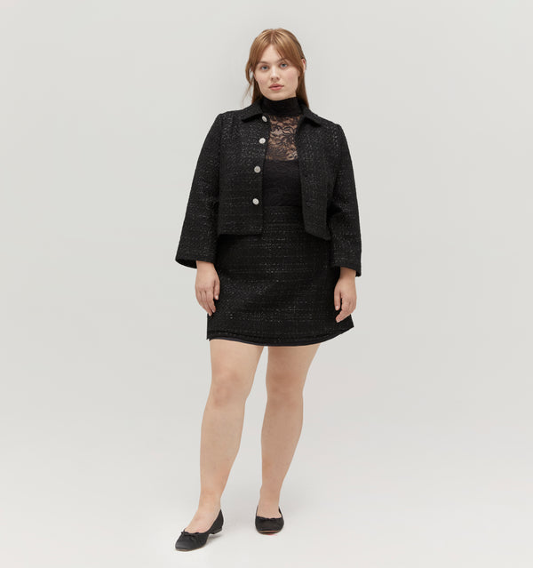 Lulu is 5’ 8” and wears a size XL in the Black Tweed color: Black Tweed
