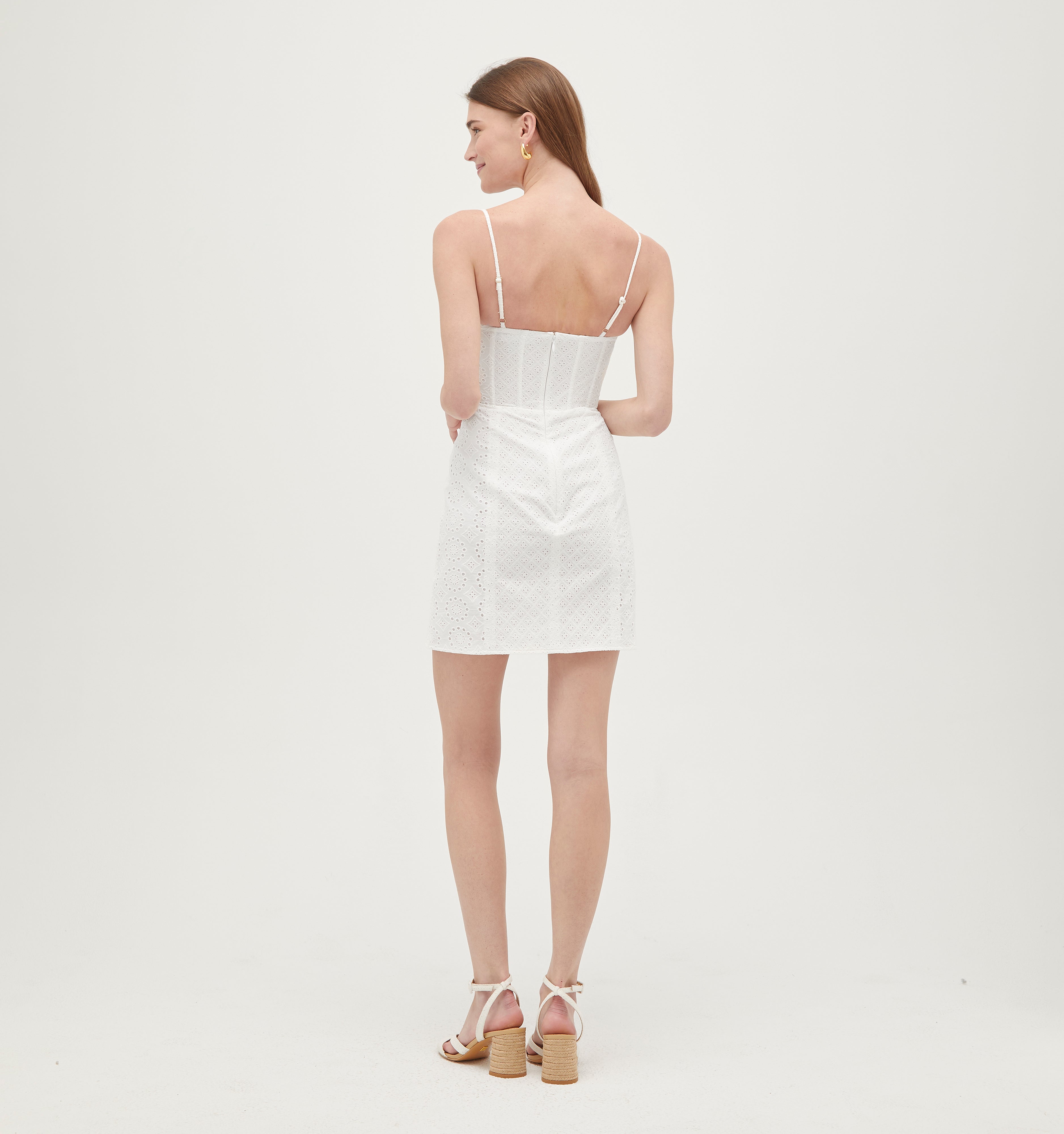 Ava is 5’9” and wears a size XS in the White Eyelet color: White Eyelet