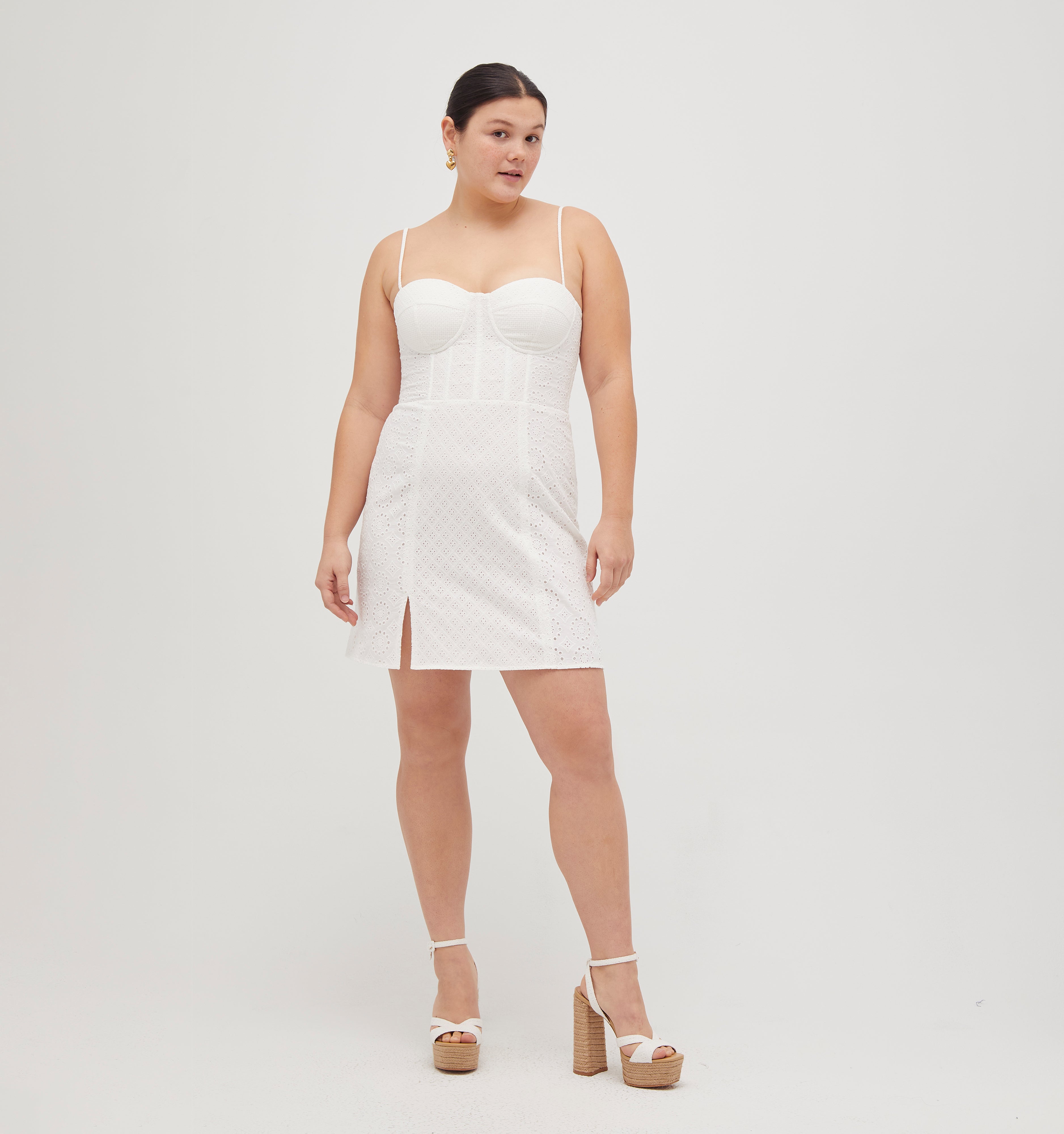 Anna is 5’8” and wears a size L in the White Eyelet color: White Eyelet