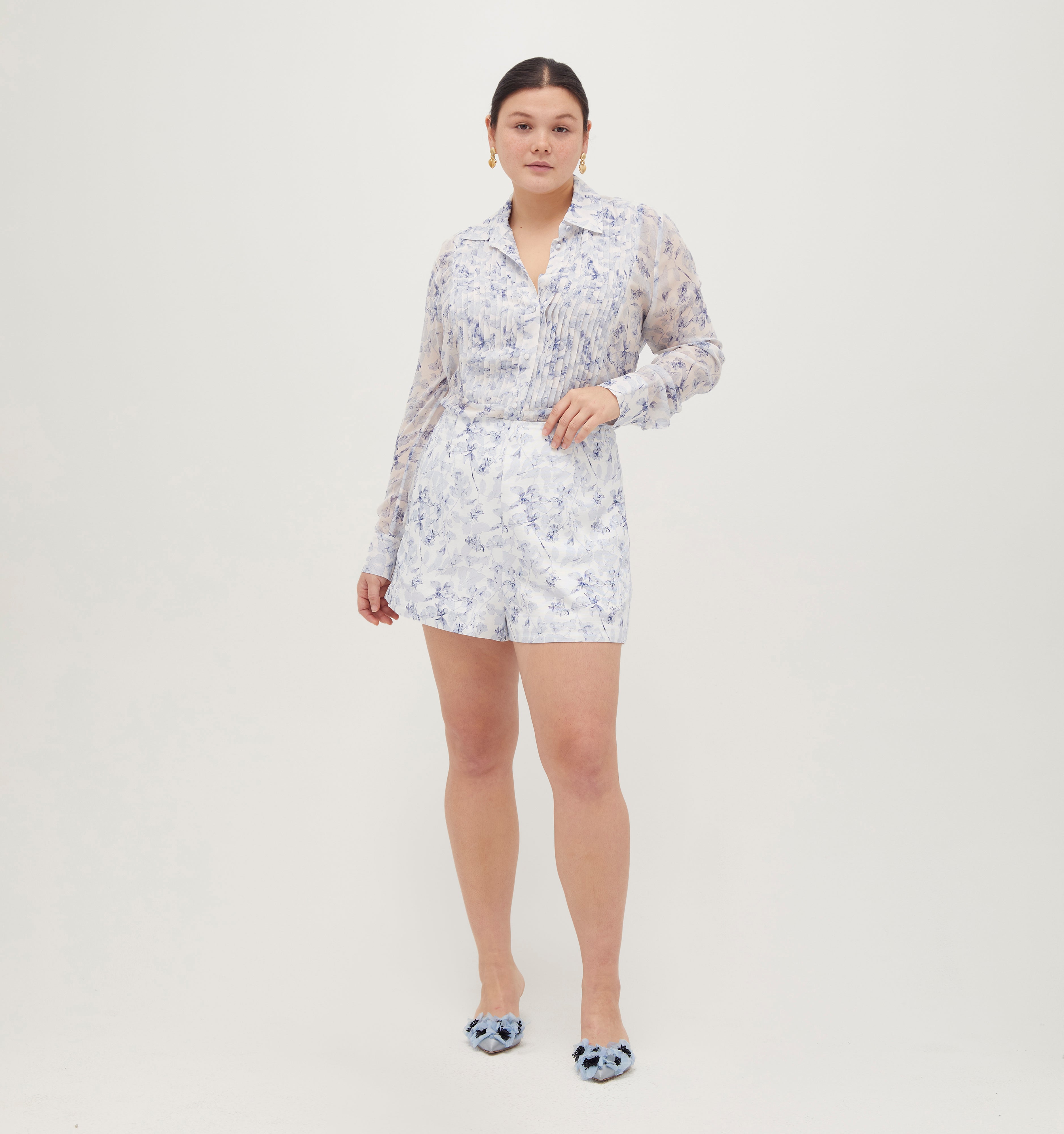 Anna is 5’8” and wears a size L in the Pressed Flowers Satin Faille color: Pressed Flowers Satin Faille