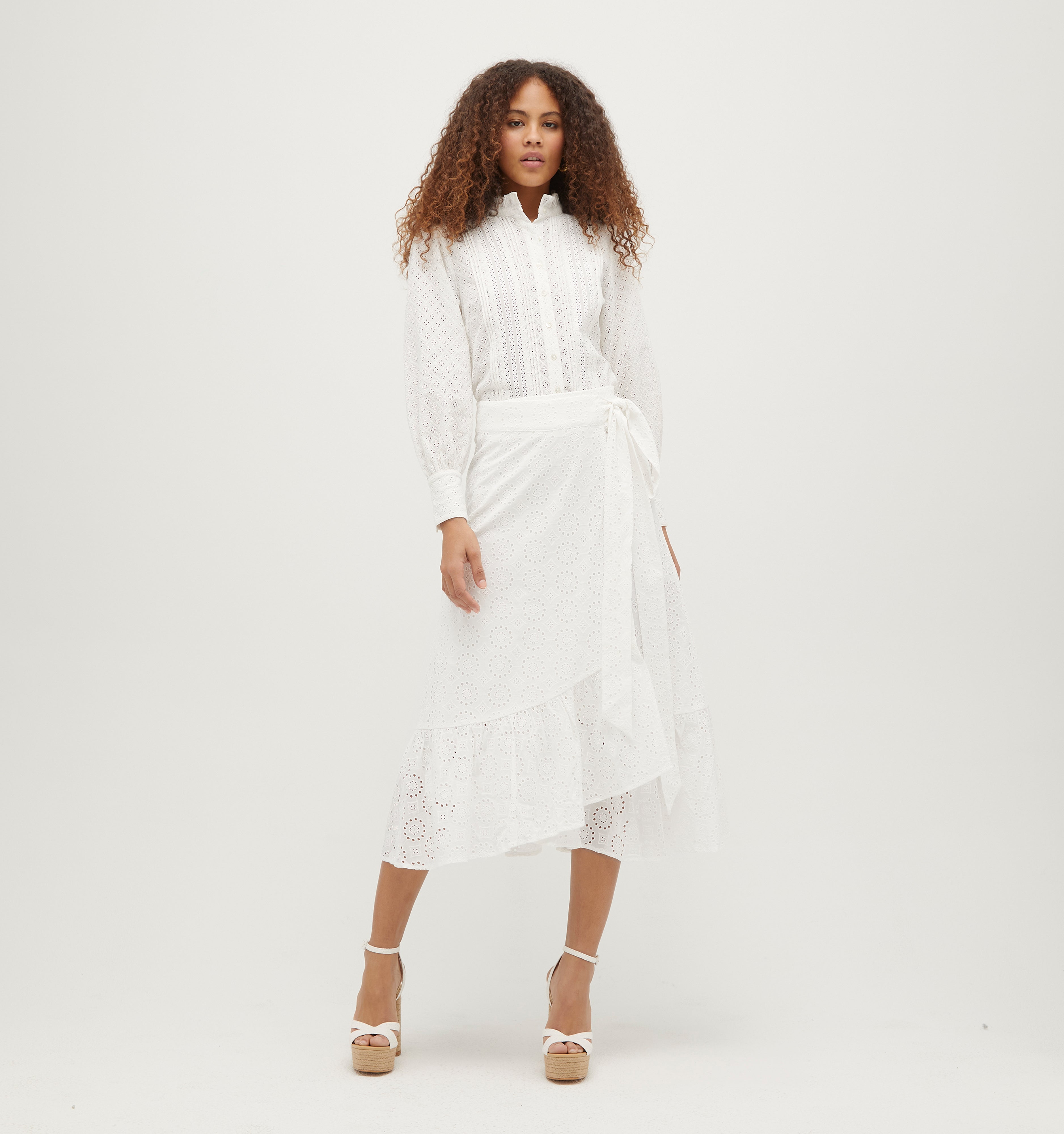 Elah is 5’11” and wears a size XS in the White Eyelet color: White Eyelet