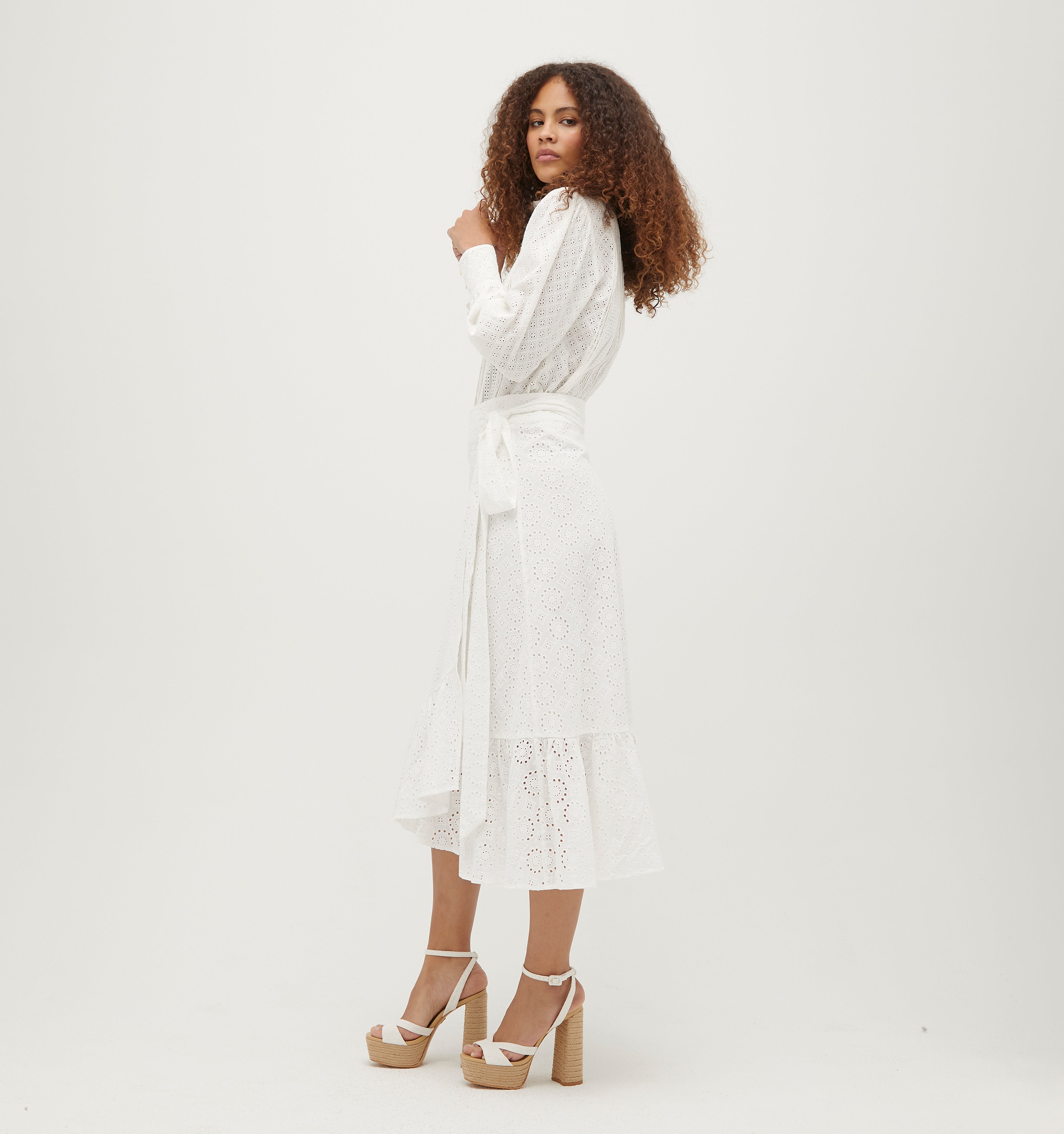 Elah is 5’11” and wears a size XS in the White Eyelet color: White Eyelet