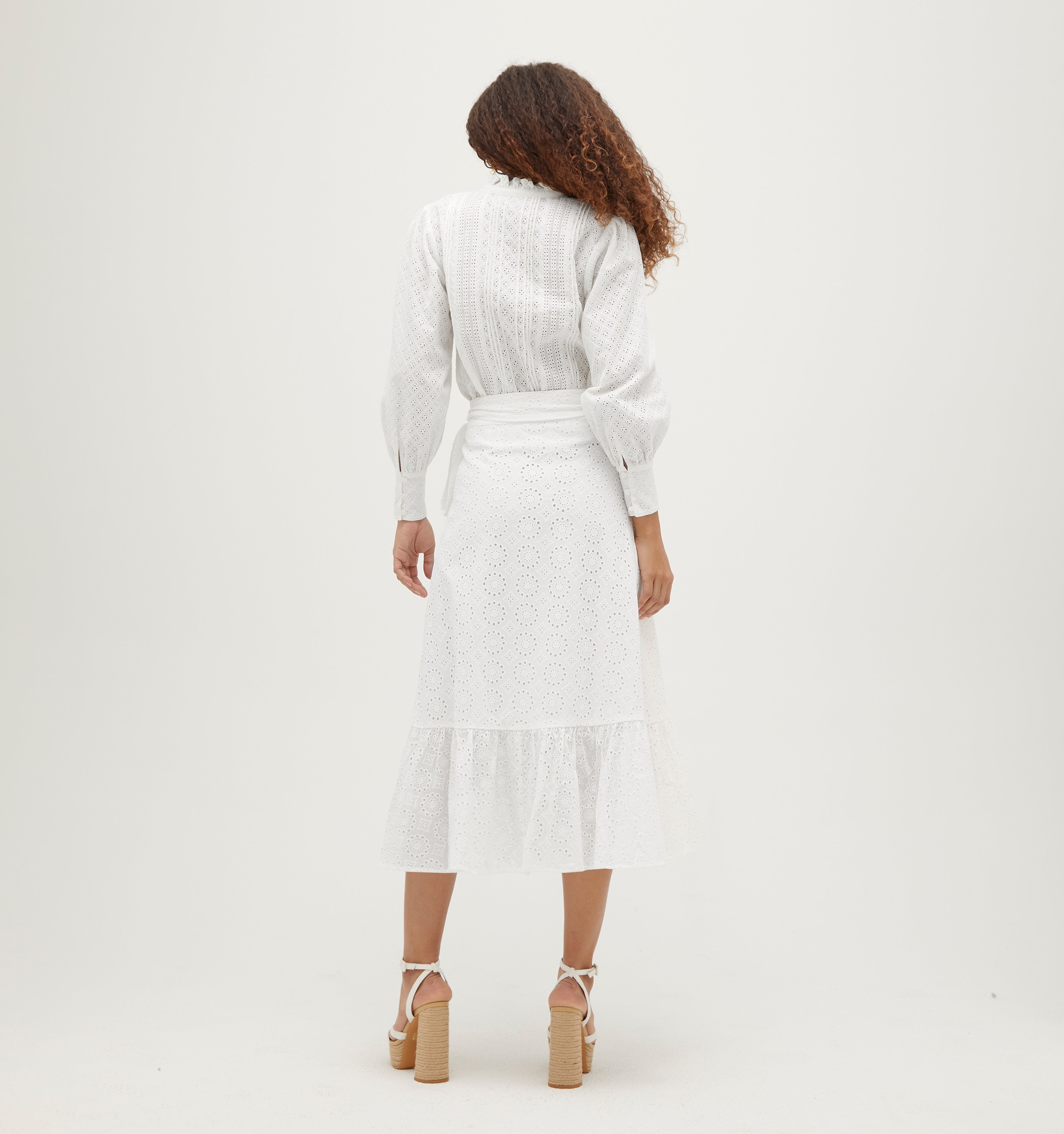 Elah is 5’11” and wears a size XS in the White Eyelet color: White Eyelet