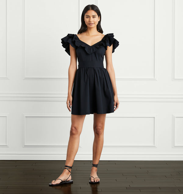 Ashika is 5'9.5" and wears an XS in the Black Poplin color:black poplin