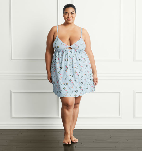 Johanna wears a size 2XL in the Pond Floral color:pond floral