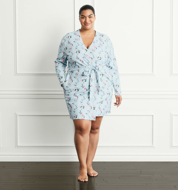 Johanna wears a size 2XL in the Pond Floral color:pond floral