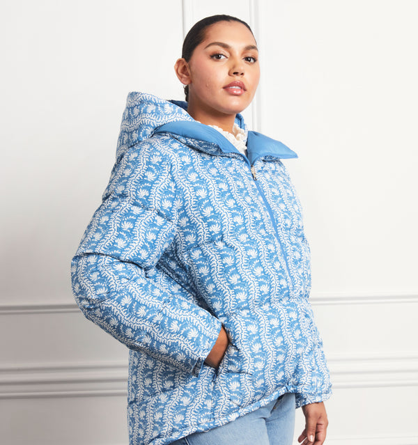 Stephanie wears a size XL in the Trailing Vine Blue color:Trailing Vine Blue