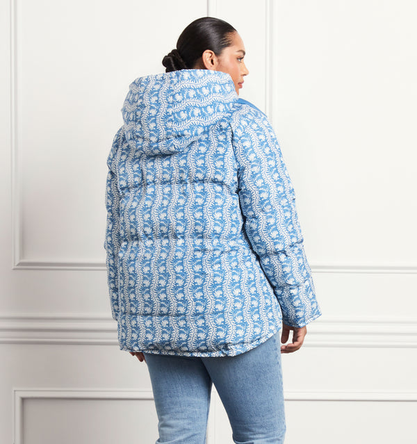Stephanie wears a size XL in the Trailing Vine Blue color:Trailing Vine Blue