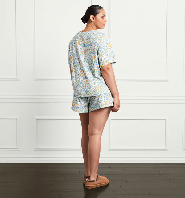 Stephanie wears a size XL in the Multi Sherwood Forest color:multi sherwood forest 