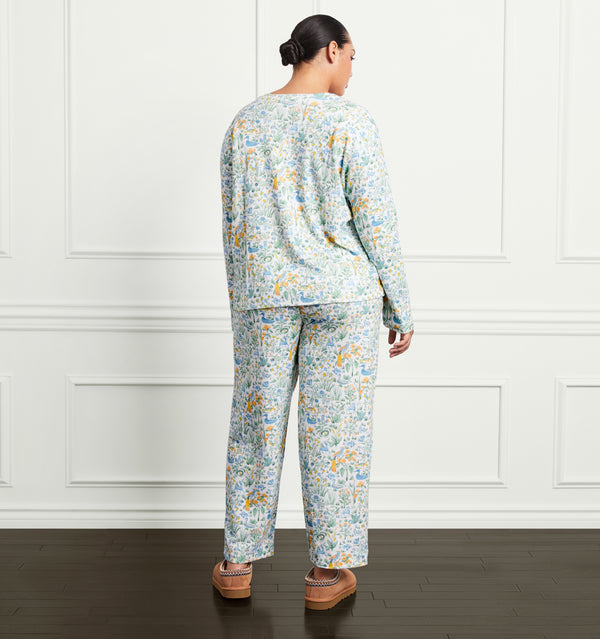 Stephanie wears a size XL in the Multi Sherwood Forest color:multi sherwood forest 
