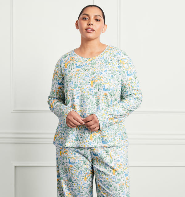 Stephanie wears a size XL in the Multi Sherwood Forest color:multi sherwood forest 