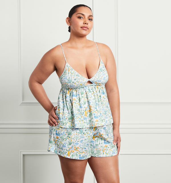 Stephanie wears a size XL in the Multi Sherwood Forest color:multi sherwood forest 