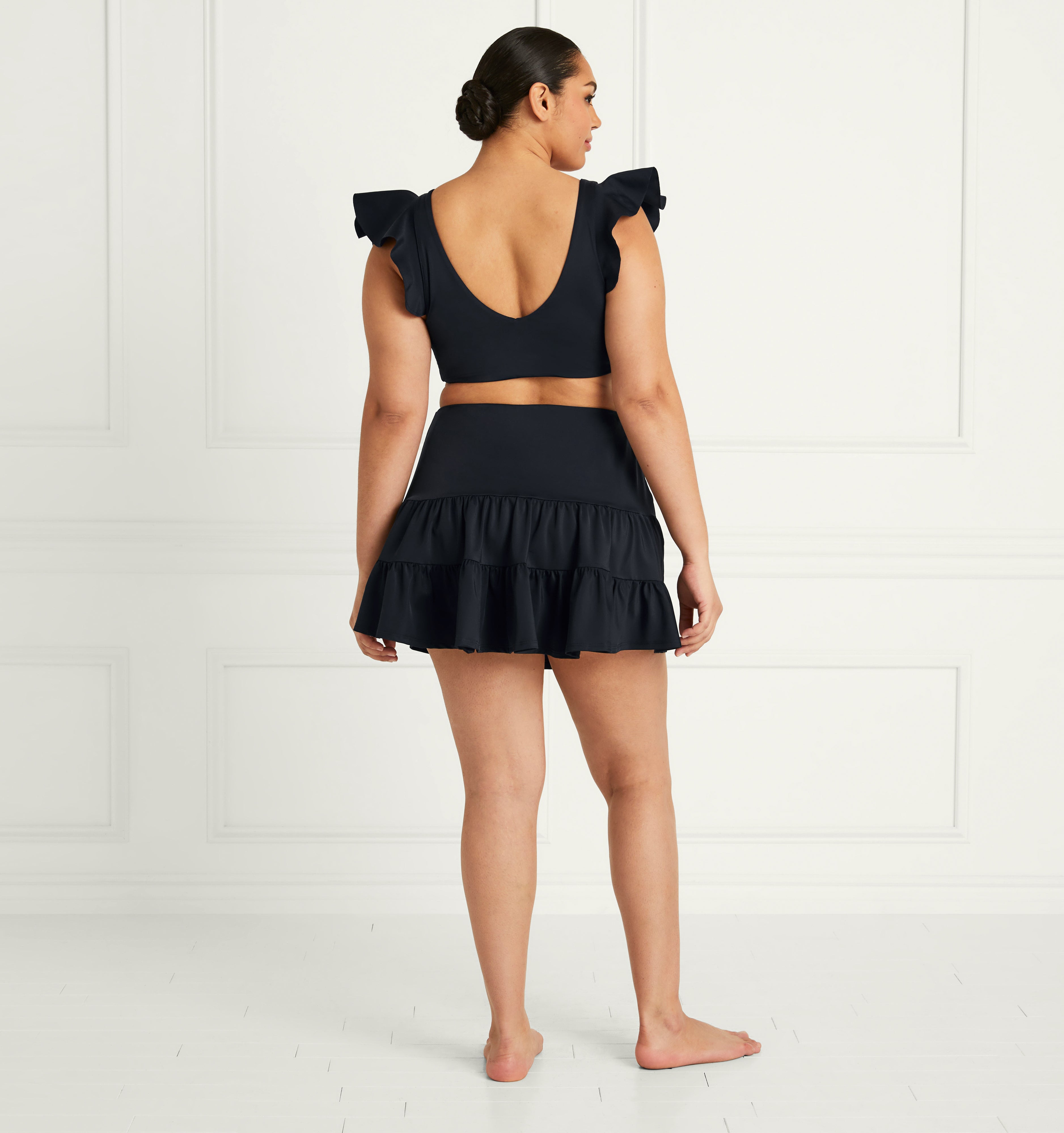 Stephanie wears an XL in the Black color:black 