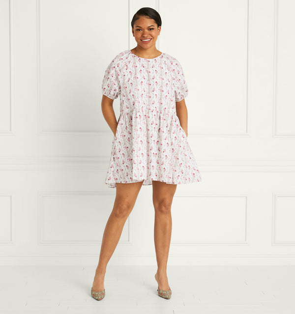 Jasmin wears a M in the Pink Vine Stripe Cotton color:Pink Vine Stripe Cotton