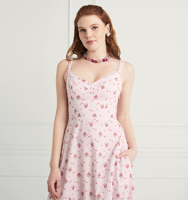 Savannah wears a XS in the Pink Ditsy Cotton color:pink ditsy cotton