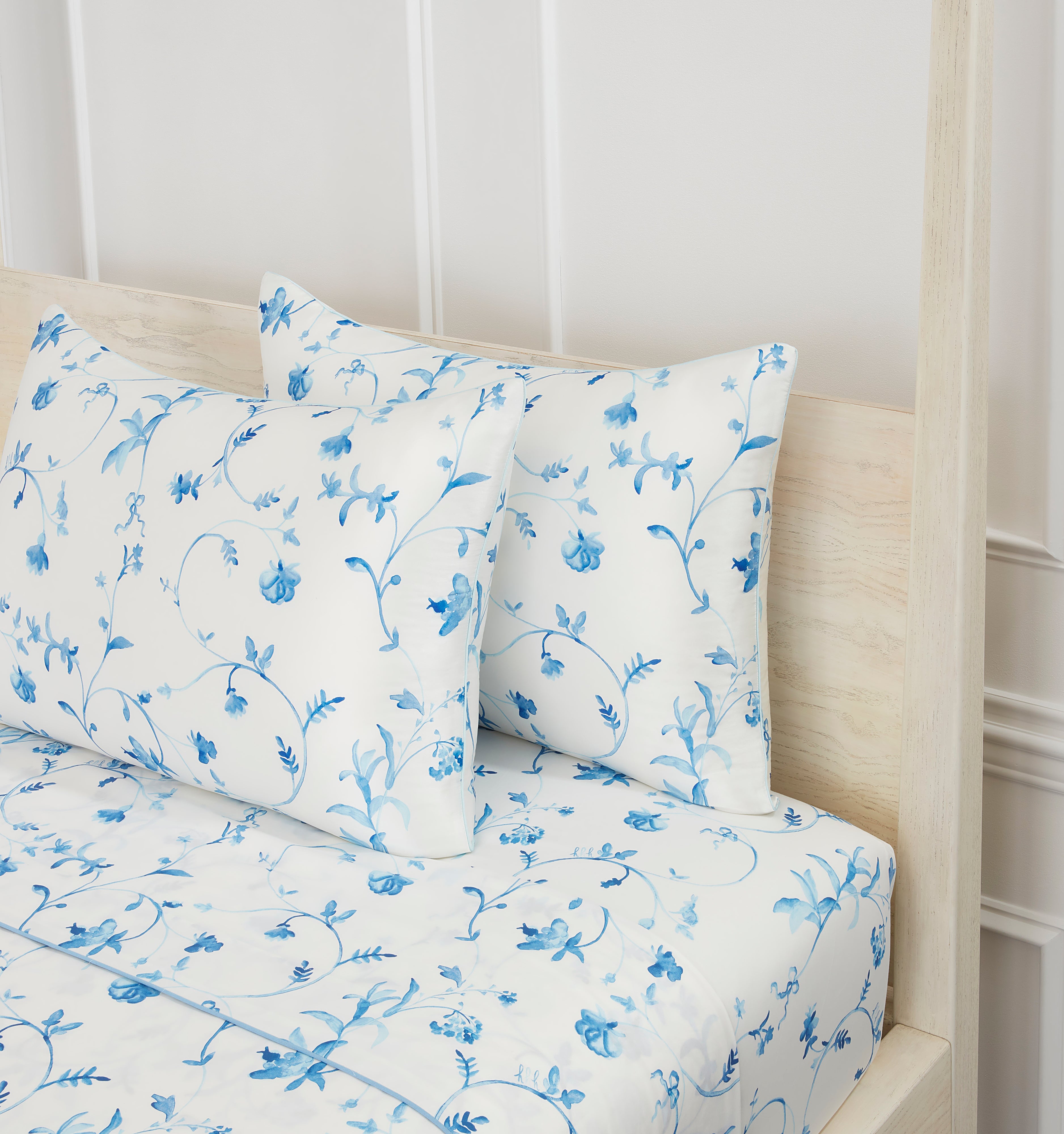 Sisi Silk Pillowcase - Blue Botanical color:blue botanical