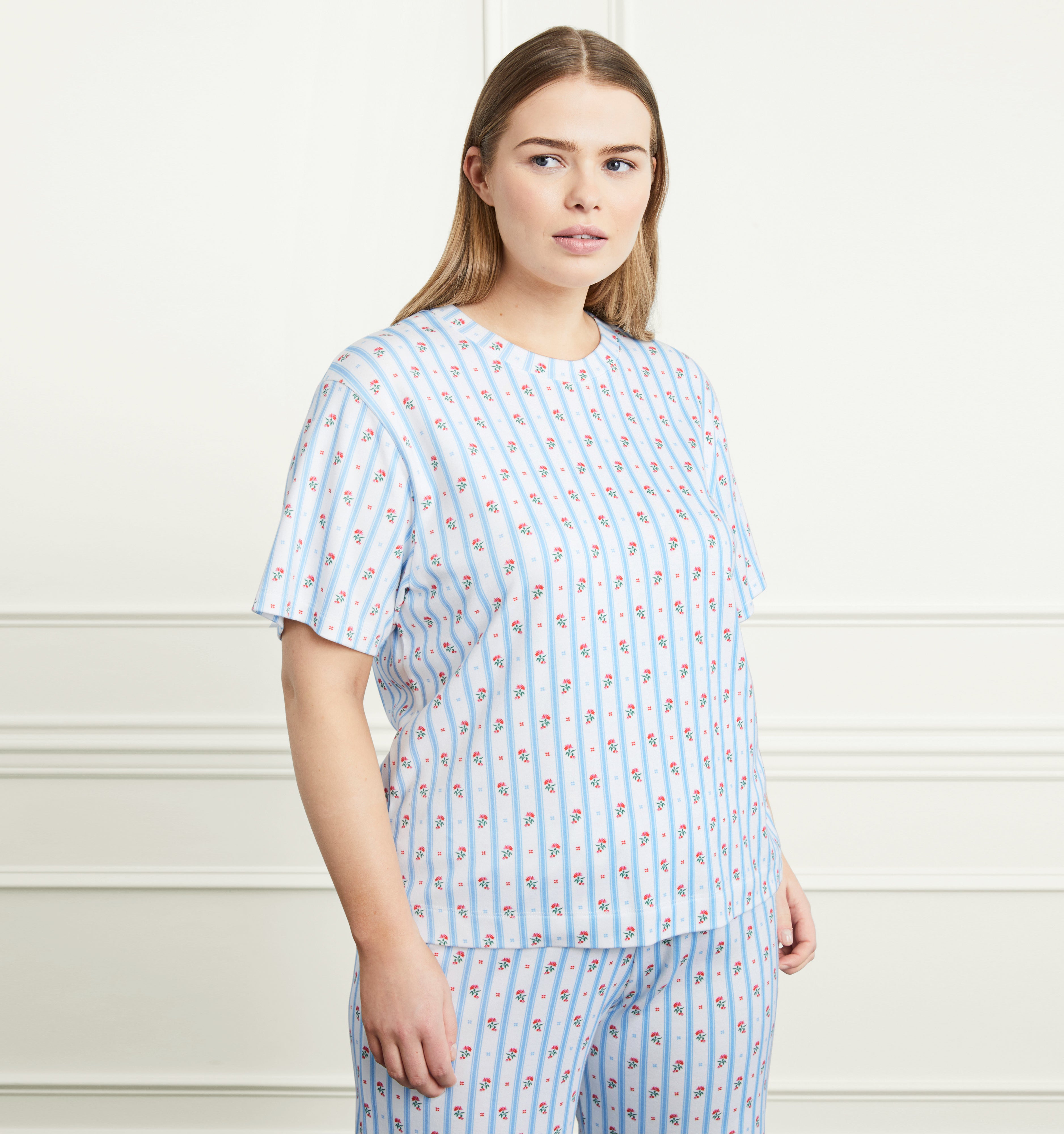 Ashild is 5’9.5” and wears an XL in the Floral Stripe color:floral stripe