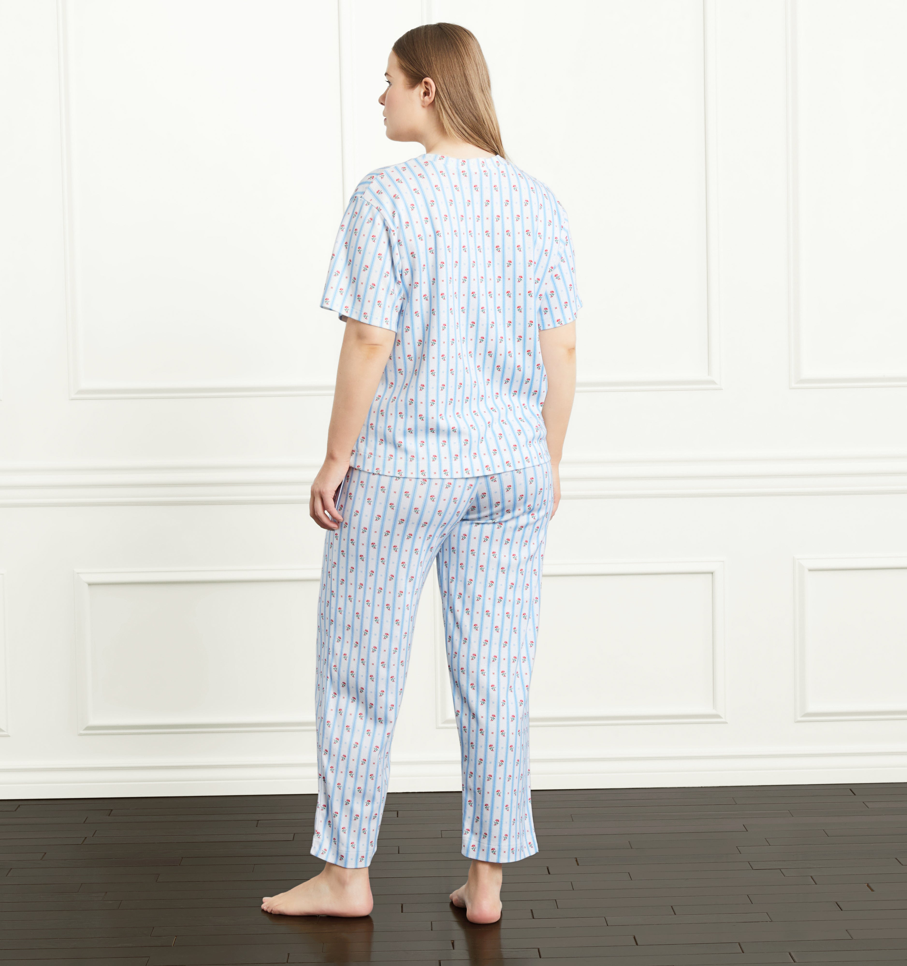 Ashild is 5’9.5” and wears an XL in the Floral Stripe color:floral stripe