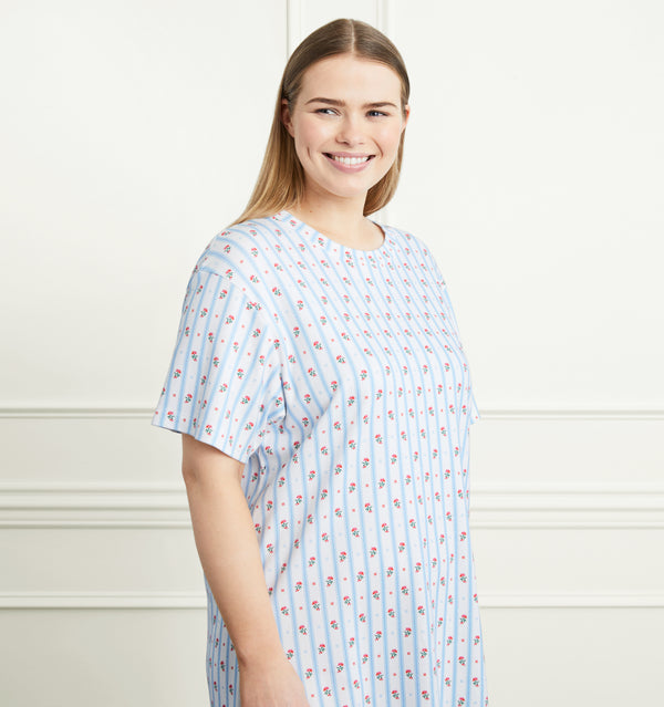 Ashild is 5’9.5” and wears an XL in the Floral Stripe color:floral stripe