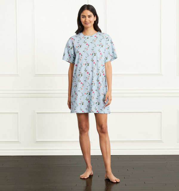 Ashika is 5’9.5” and wears an XS in the Pond Floral color:pond floral