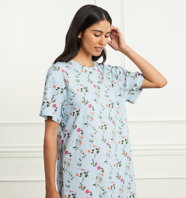 Ashika is 5’9.5” and wears an XS in the Pond Floral color:pond floral