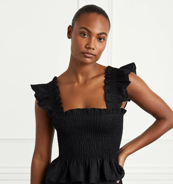 Ange-Marie is 5’10” and wears an XS in the Black Linen color:black linen